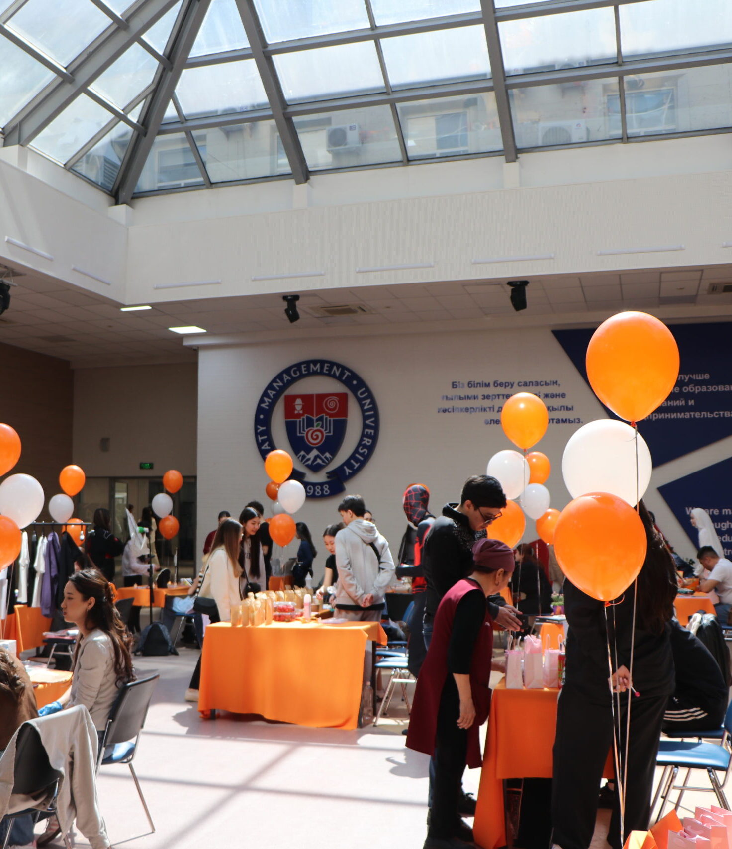  AlmaU-да студенттік бизнес-жобалар жәрмеңкесі өтті