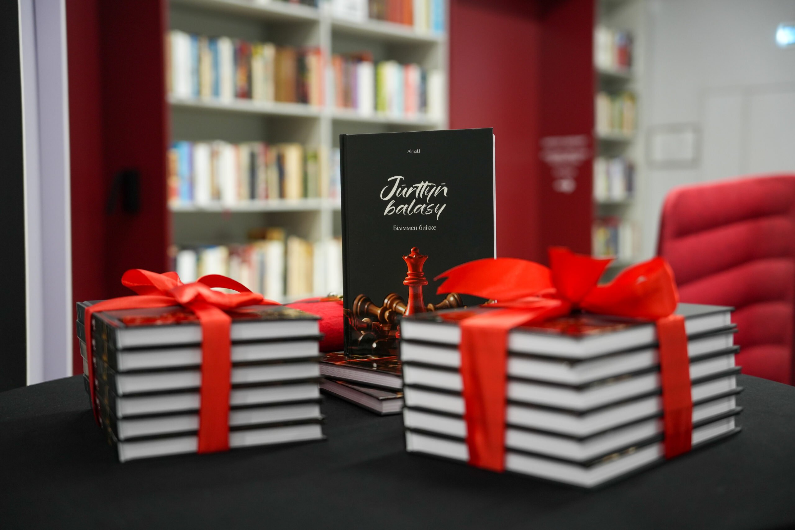  В AlmaU состоялась презентация второго издания книги «Jūrttyñ balasy: Біліммен биікке»