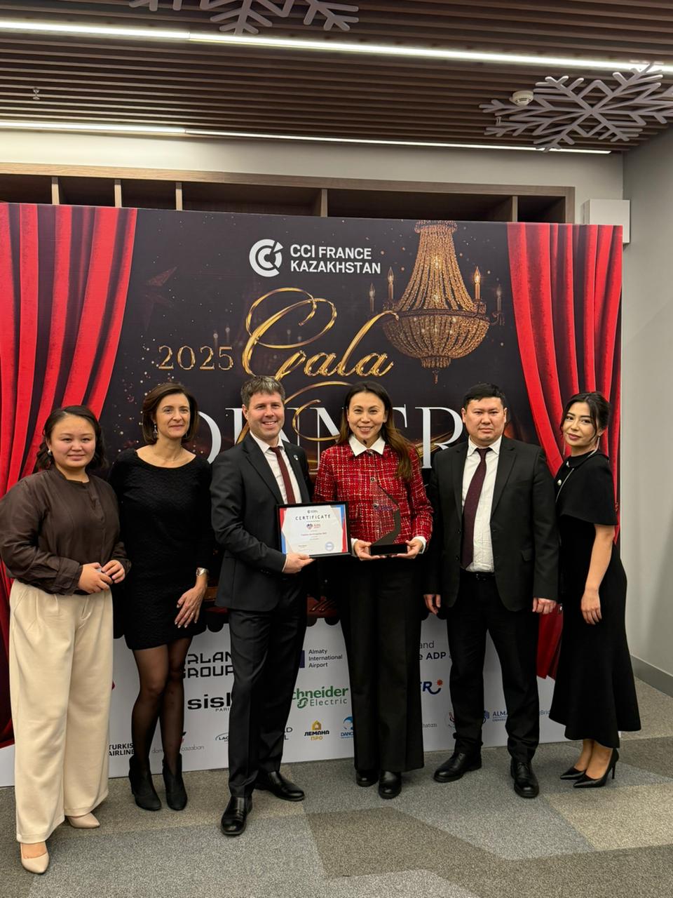 AlmaU Арал өңірін қалпына келтіруге бағытталған бірегей ESG-жобасы үшін Trophées des Entreprises 2025 халықаралық сыйлығын алды