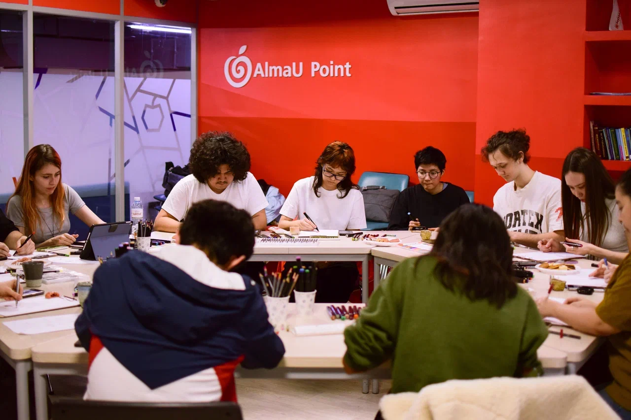 AlmaU-де «Скетч-разминка» шеберлік сабағы: шығармашылыққа жаңа көзқарас