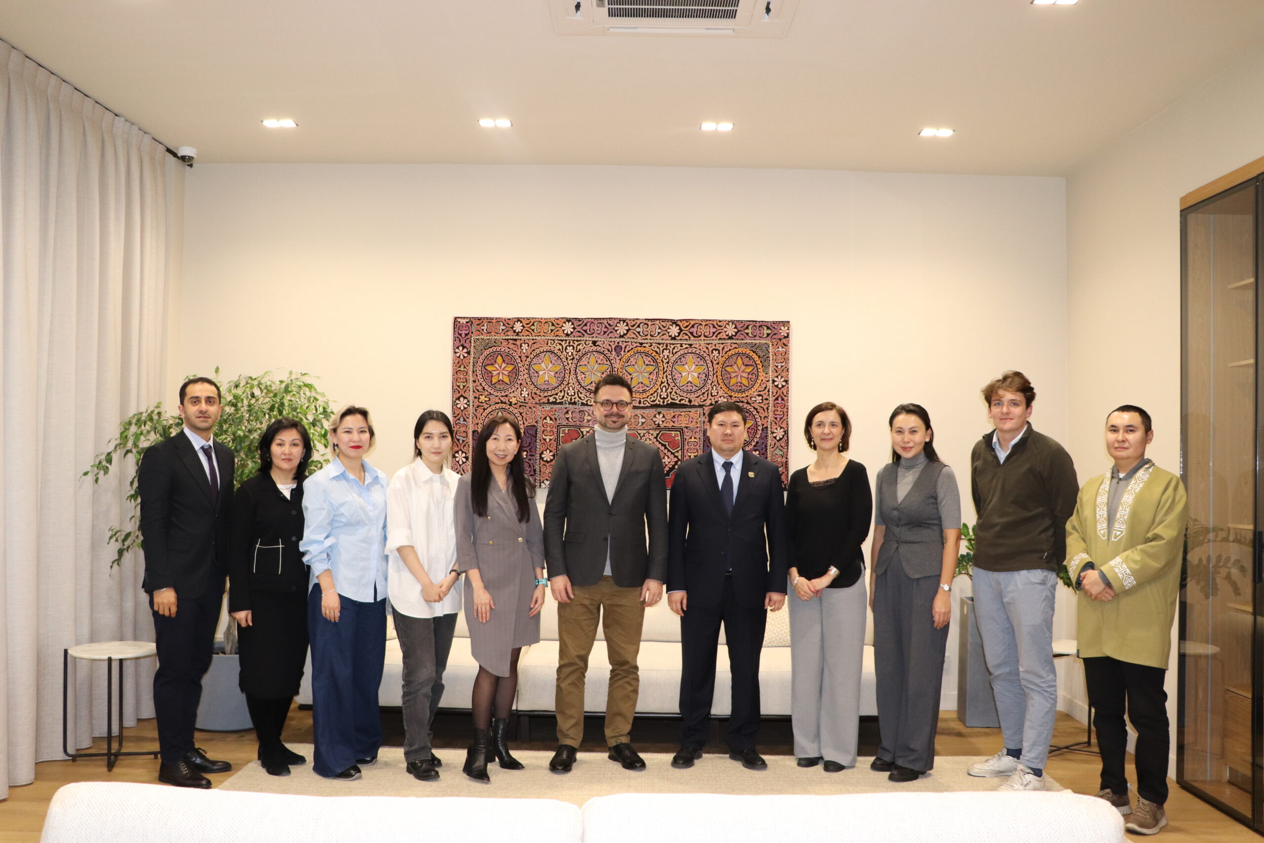 Францияның Бас консулы AlmaU-ға келді: академиялық және іскерлік серіктестікті нығайту