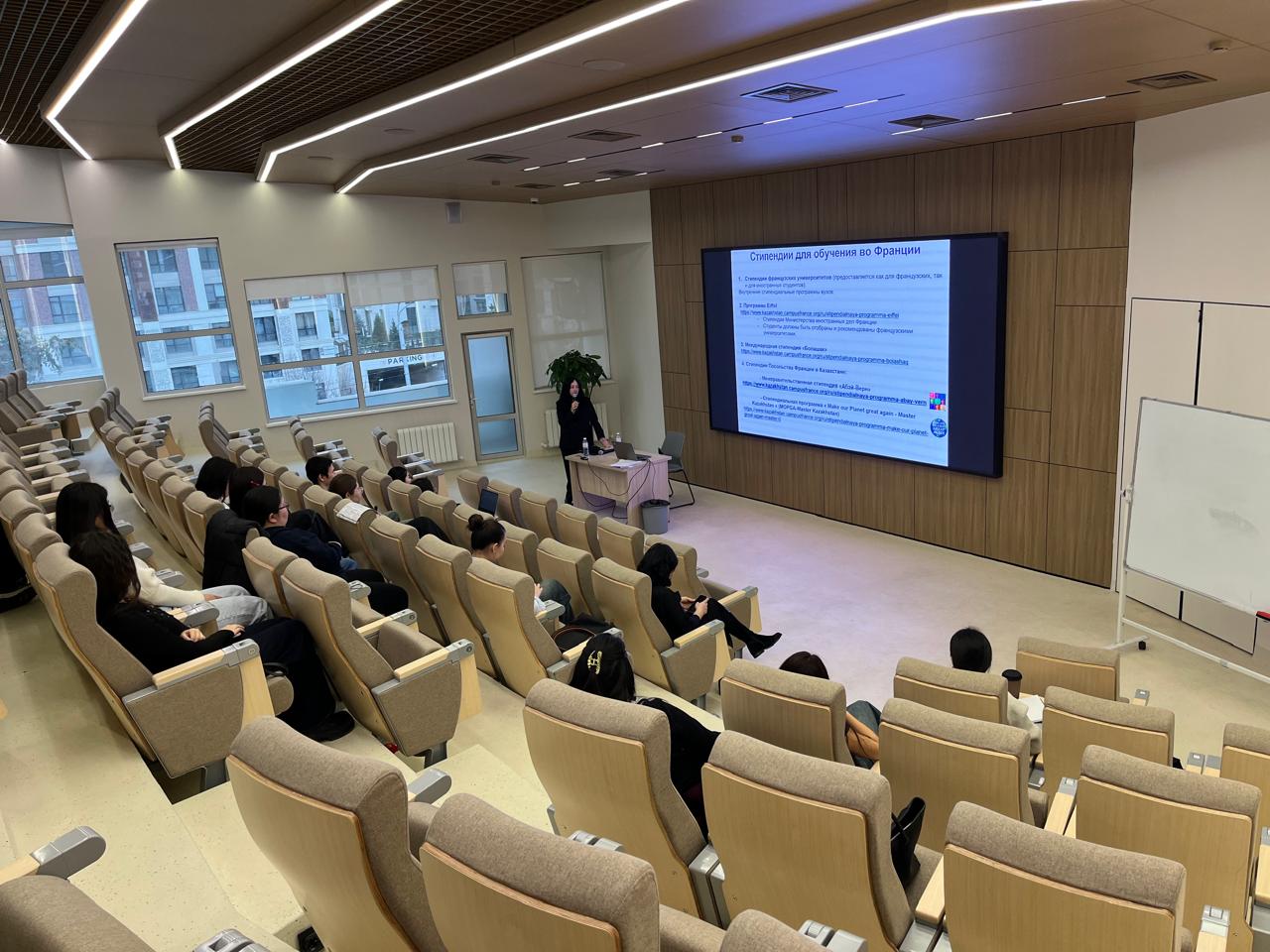  AlmaU-де Франция Елшілігімен кездесу өтті