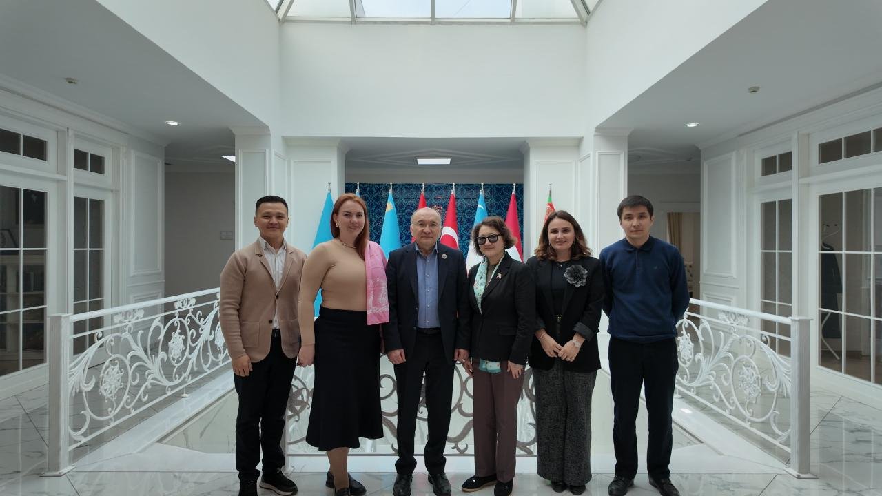 AlmaU делегациясы Бакуде Түркі мәдениеті мен мұрасы қорының штаб-пәтеріне барды