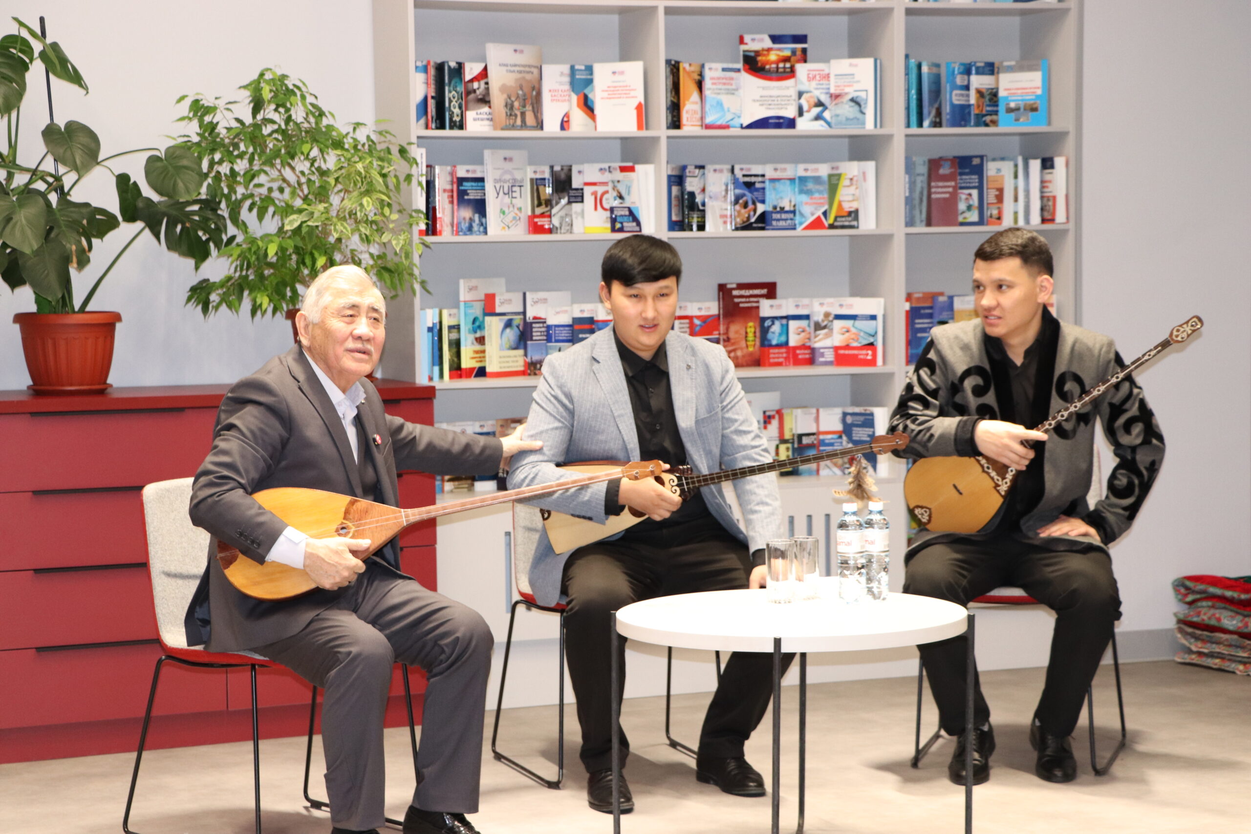  AlmaU-де «Шежірелі құлақ күй» мәдени кездесуі өтті 