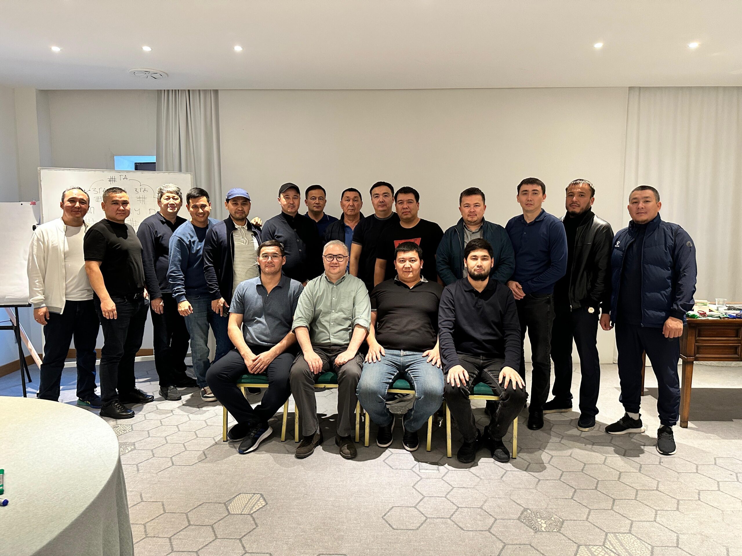  Ақтауда Oil Services Company қызметкерлеріне арналған AlmaU-дың «Менеджер стандарты» корпоративтік бағдарламасы аяқталды