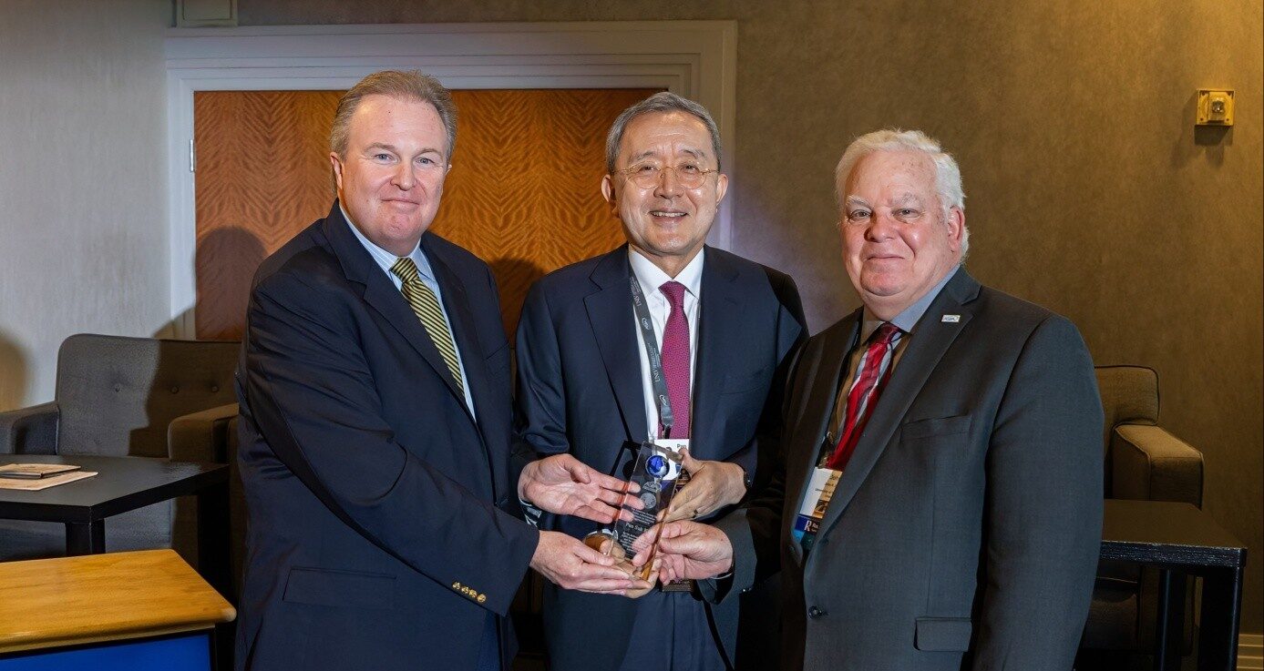 AlmaU Құрметті профессоры Пан Сук Кимді Америкалық Мемлекеттік Басқару Қоғамы марапаттады