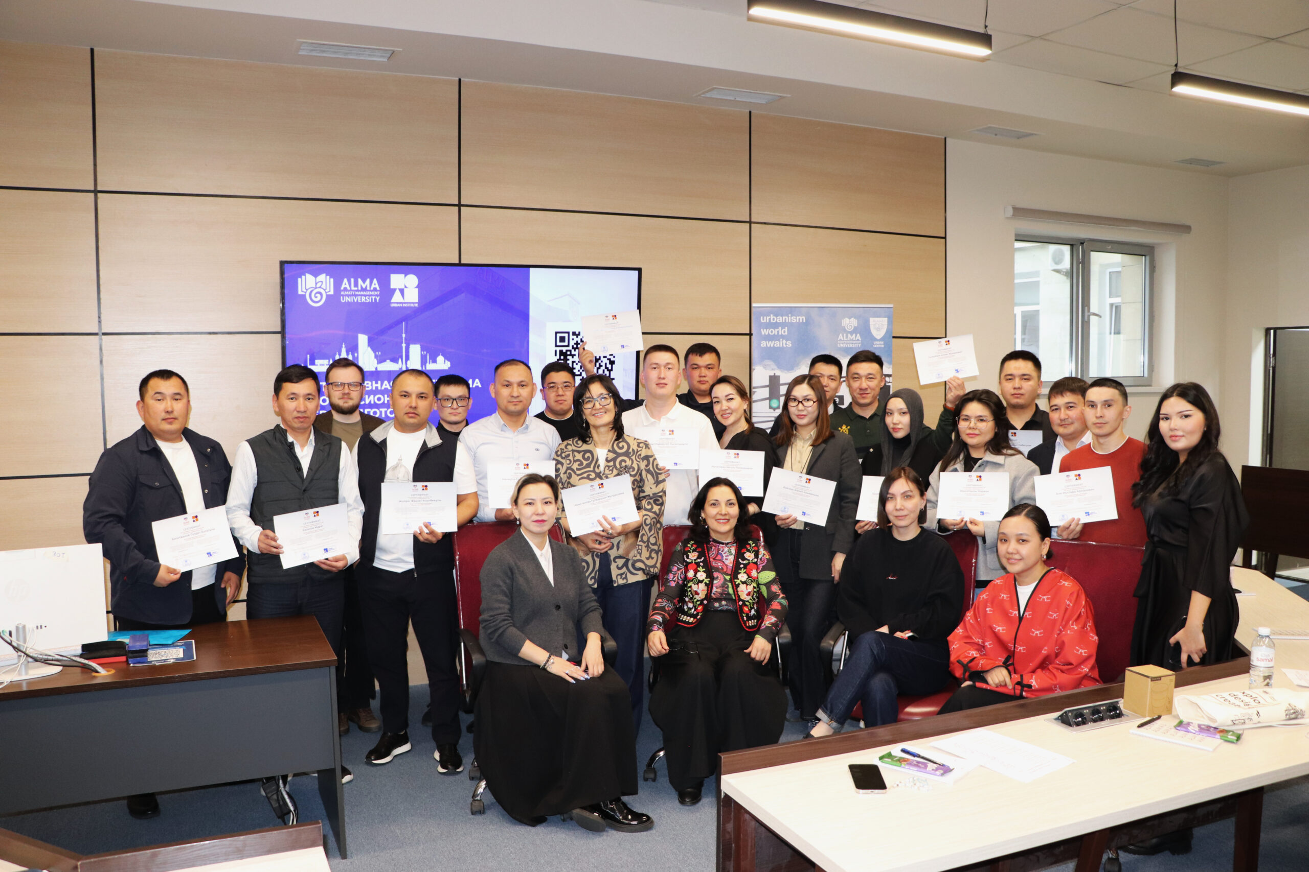 AlmaU Урбанистика институты мемлекеттік қызметшілердің бірінші тобы үшін қалалық дамуды басқару бойынша оқытуды аяқтады