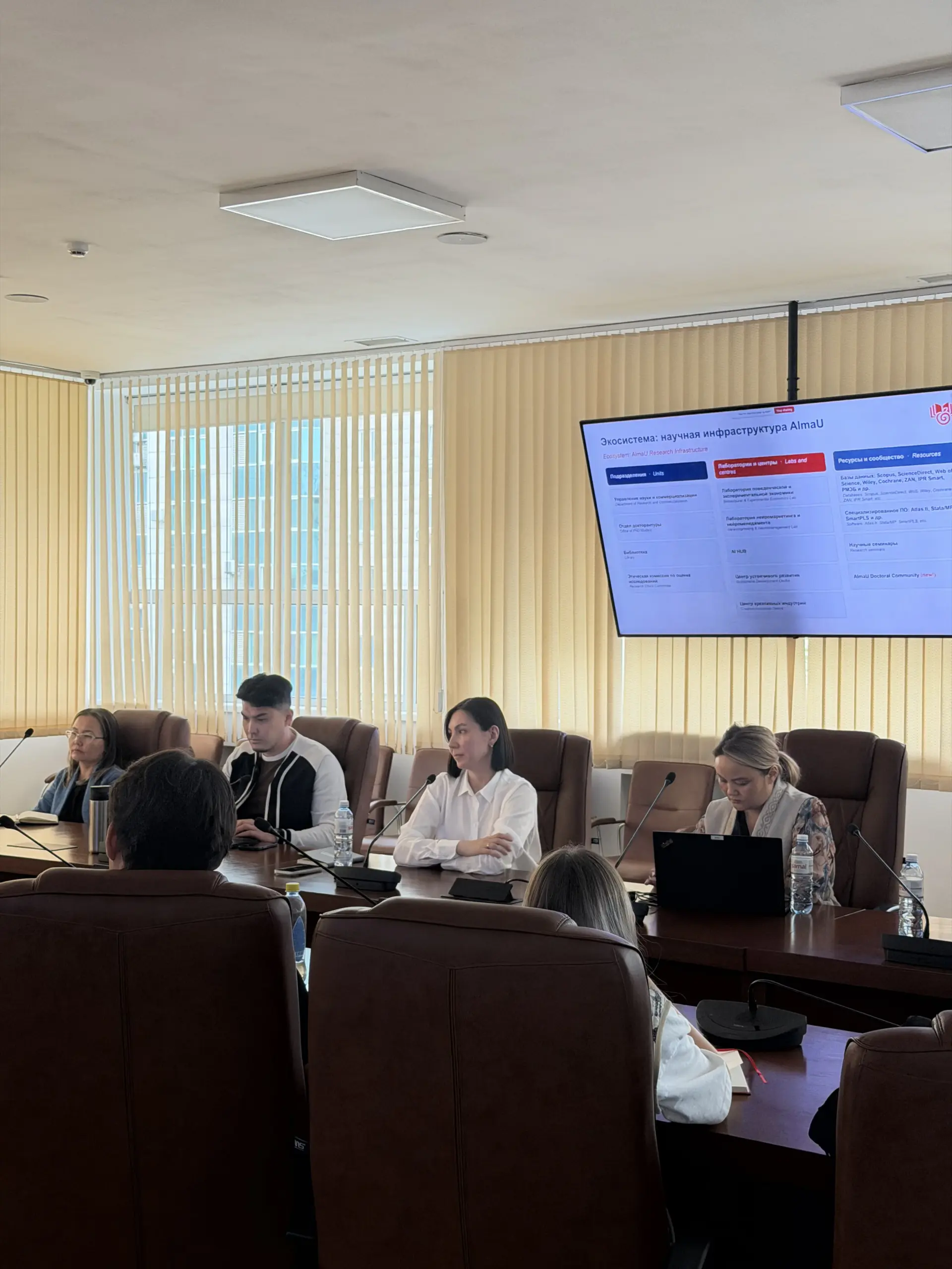 AlmaU-да 1-курс докторанттарына арналған таныстыру кездесуі өтті