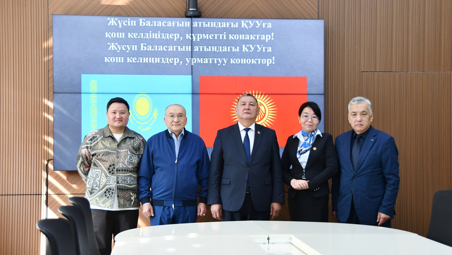 AlmaU президенті Жүсіп Баласағұн атындағы Қырғыз ұлттық университетінің ректорымен кездесті