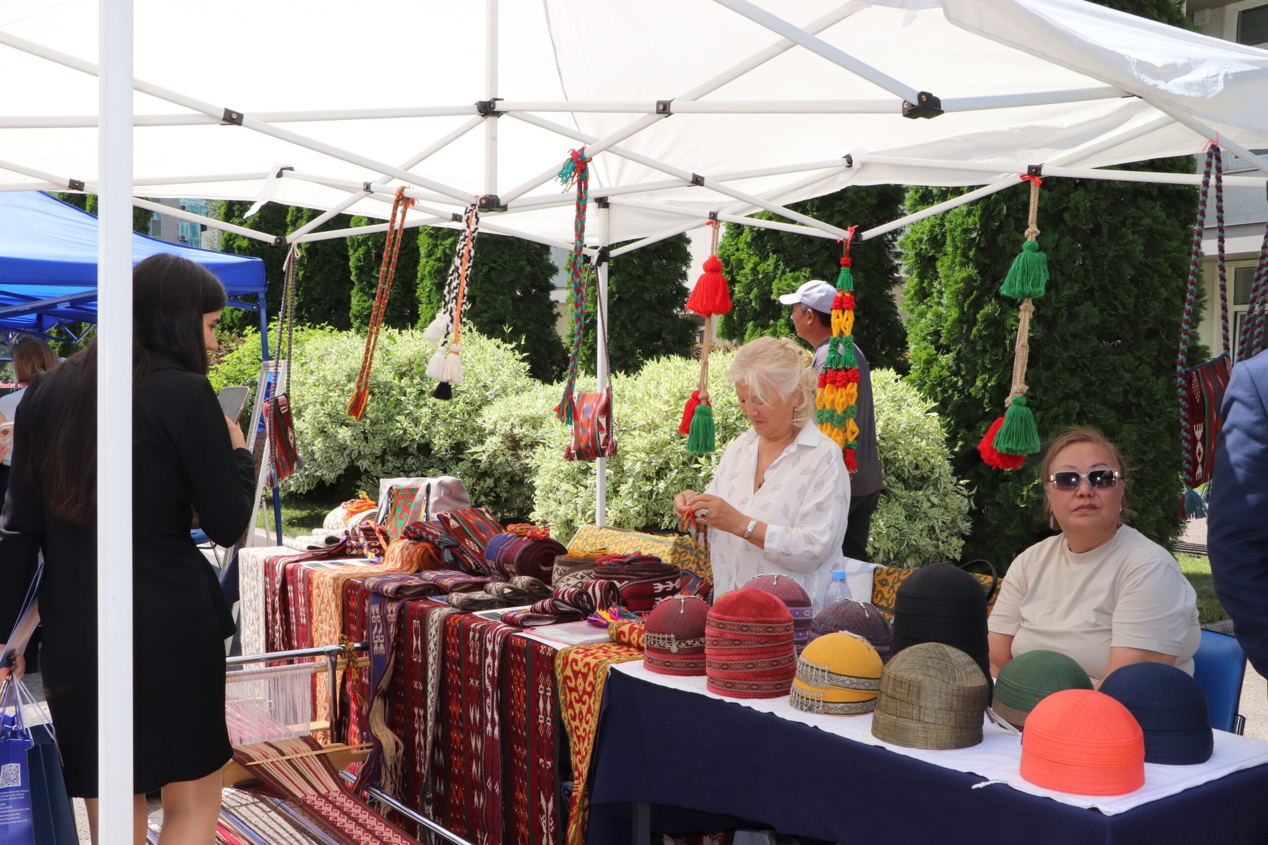  AlmaU отандық өнімдер жәрмеңкесінде жергілікті өндірушілердің басын қосты